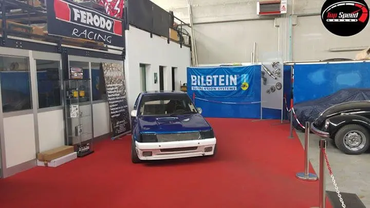 ..E anche la macchina da corsa nel “Red Carpet” dell’ingresso di Top Speed Garag…