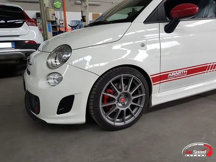 Impianto frenante maggiorato su 500 Abarth.

Anteriore
Disco freno Brembo da 330…